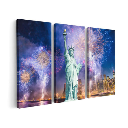 Canvas schilderij drieluik Vrijheidsbeeld In New York Met Vuurwerk