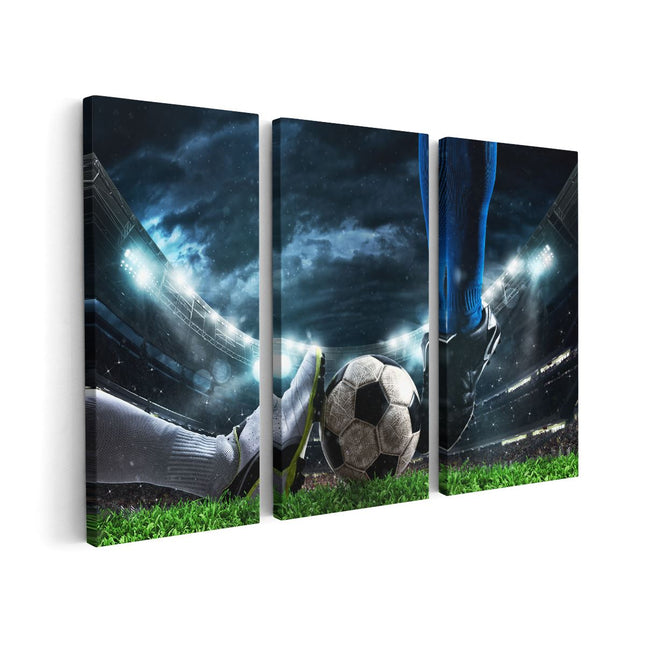 Canvas schilderij drieluik Voetbal Sliding Op De Bal In Het Stadion