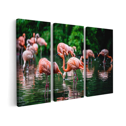 Canvas schilderij drieluik Kudde Flamingo's in de Jungle in het Water