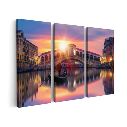 Canvas schilderij drieluik Gondel bij de Rialtobrug in Venetië, Italië