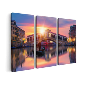 Canvas schilderij drieluik Gondel bij de Rialtobrug in Venetië, Italië