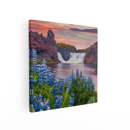 Canvas schilderij vierkant Waterval Met Blauwe Lupine Bloemen