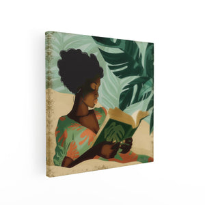Canvas schilderij vierkant Zwarte Vrouw die een Boek in het Zand Leest