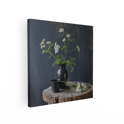 Canvas schilderij vierkant Twee Zwarte Vazen ​​Met Bloemen Bovenop een Houten Stronk