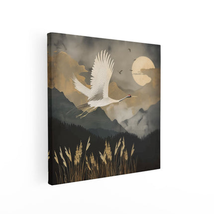 Canvas schilderij vierkant Witte Kraanvogel Vliegt 's Nachts over een Veld met Riet