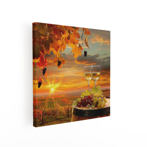Canvas schilderij vierkant Twee Glazen Wijn en Druiven op een Vat bij Zonsondergang