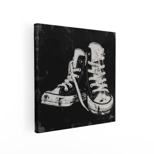Canvas schilderij vierkant Paar Converse Schoenen op een Zwarte Achtergrond