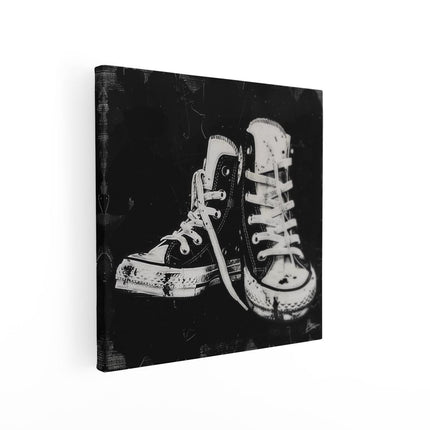 Canvas schilderij vierkant Paar Converse Schoenen op een Zwarte Achtergrond