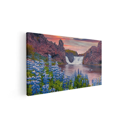 Canvas schilderij vooraanzicht Waterval Met Blauwe Lupine Bloemen