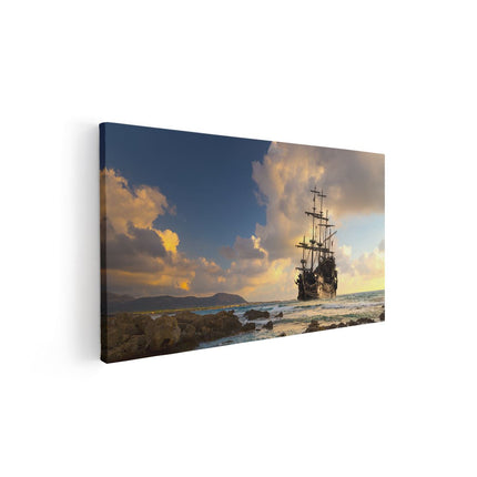 Canvas schilderij vooraanzicht Piratenschip aan de Kust bij Zonsondergang