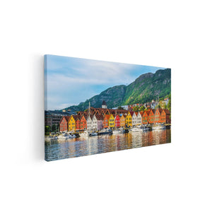 Canvas schilderij vooraanzicht Gekleurde Huizen in Byrggen, Noorwegen