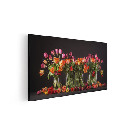 Canvas schilderij vooraanzicht Tulpen in Vazen ​​Op een Zwarte Achtergrond