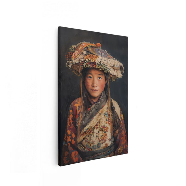 Canvas schilderij vooraanzicht Tibetaans Meisje met een Traditionele Tibetaanse Hoed