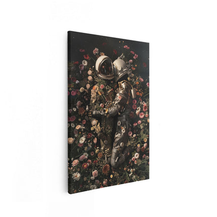 Canvas schilderij vooraanzicht Twee Astronauten die Elkaar Kussen in een Veld met Bloemen