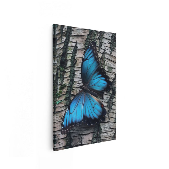 Canvas schilderij vooraanzicht Blauwe Vlinder Rustend op de Schors van een Boom