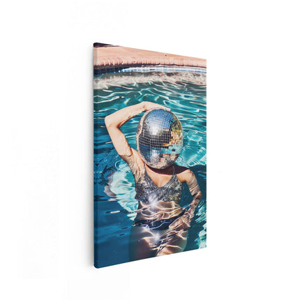Canvas schilderij vooraanzicht Vrouw in een Zwembad met een Discobal op haar Hoofd