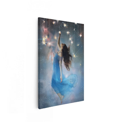 Canvas schilderij vooraanzicht Meisje in een Blauwe Jurk met Sterren die aan haar Haar Hangen