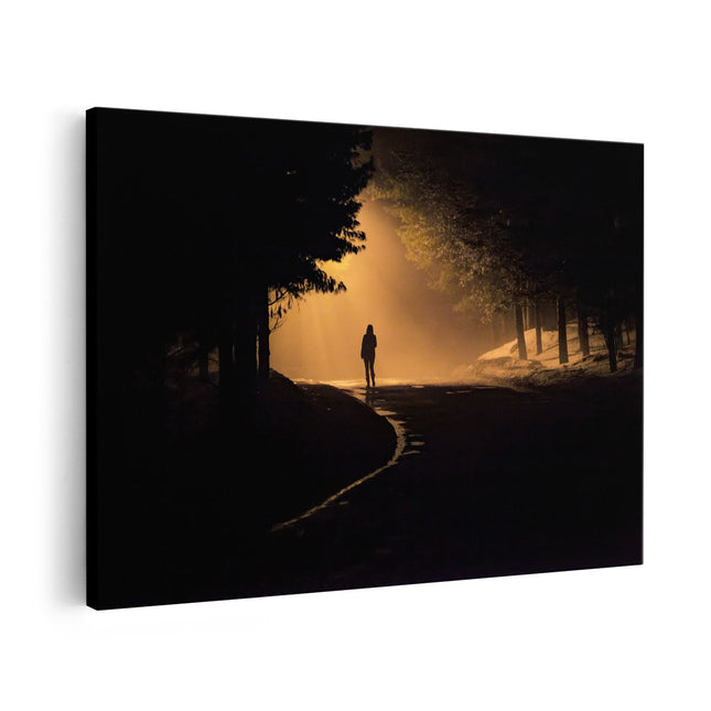 Canvas schilderij vooraanzicht Persoon Op Een Donkere Weg In Het Bos