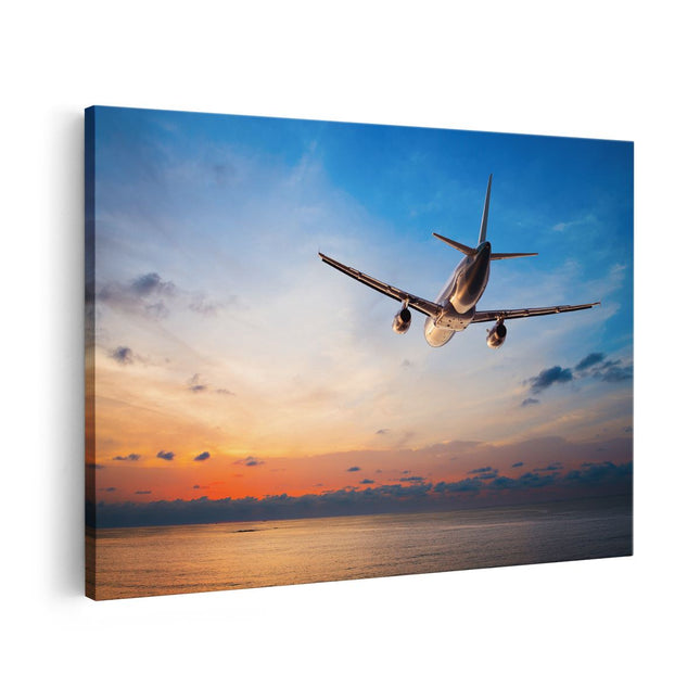 Canvas schilderij vooraanzicht Vliegtuig Boven De Zee Bij Zonsondergang
