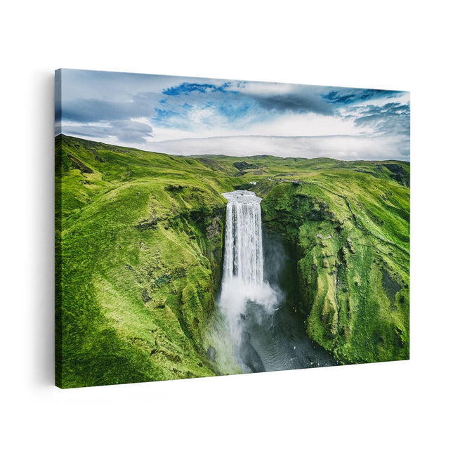 Canvas schilderij vooraanzicht Waterval In Het Groene Landschap