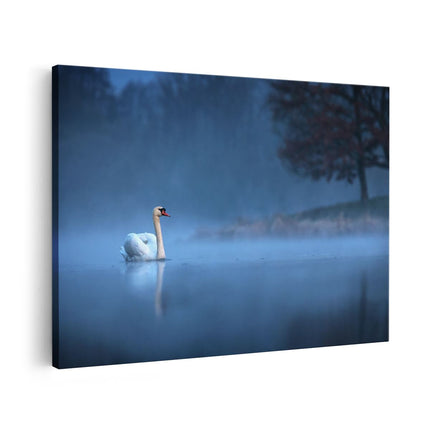 Canvas schilderij vooraanzicht Zwaan op het Water tussen de Mist