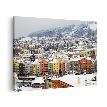 Canvas schilderij vooraanzicht Gekleurde Huisjes met Sneeuw in Oostenrijk