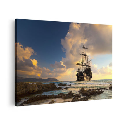 Canvas schilderij vooraanzicht Piratenschip aan de Kust bij Zonsondergang