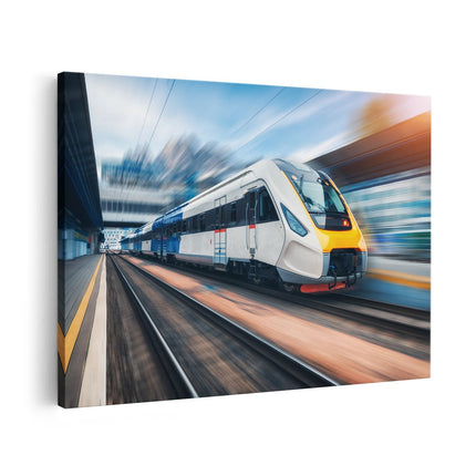Canvas schilderij vooraanzicht Trein bij het Station