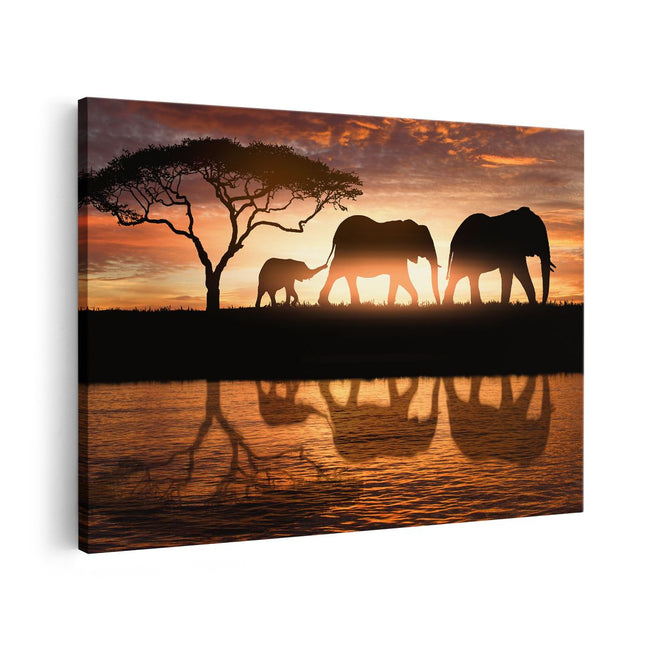 Canvas schilderij vooraanzicht Olifanten Familie in de Savanne bij Zonsondergang