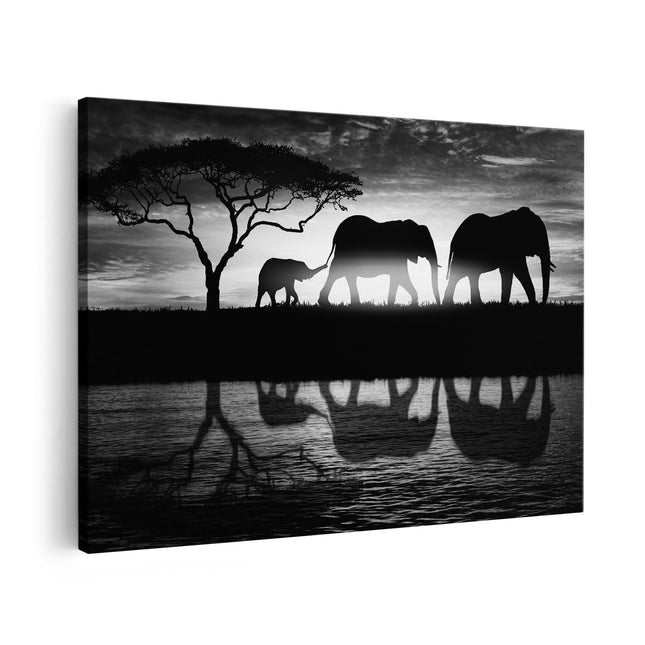 Canvas schilderij vooraanzicht Olifanten Familie in de Savanne bij Zonsondergang - Zwart Wit