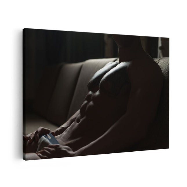 Canvas schilderij vooraanzicht Man met een Sixpack op een Bank - Erotiek