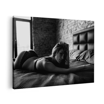 Canvas schilderij vooraanzicht Sexy Brunette Vrouw in Bed - Erotiek - Zwart Wit