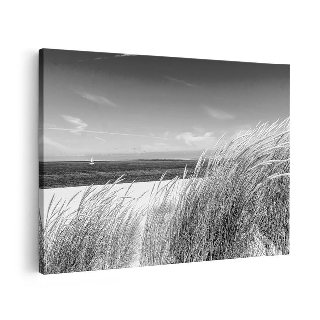 Canvas schilderij vooraanzicht Strand en Zee met een Zeilboot - Zwart Wit