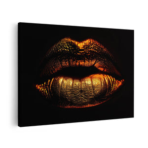 Canvas schilderij vooraanzicht De Lippen van de Vrouw zijn Goudkleurig Verlicht