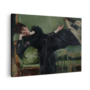 Canvas schilderij vooraanzicht Vrouw in een Zwarte Jurk Liggend op een Groene Bank