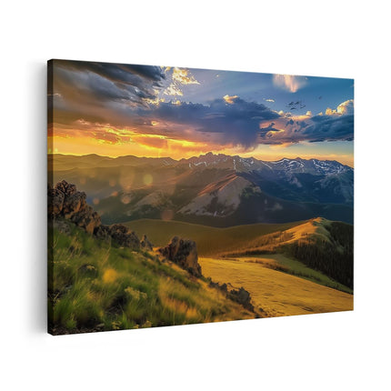 Canvas schilderij vooraanzicht De Zon gaat onder boven een Bergketen