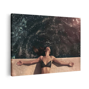 Canvas schilderij vooraanzicht Vrouw in een Bikini Liggend op de Rand van een Zwembad met haar Armen Uitgestrekt