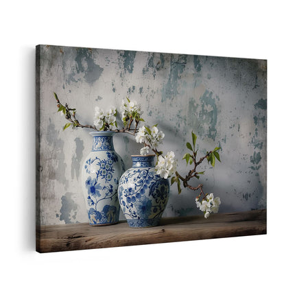 Canvas schilderij vooraanzicht Twee Blauwe en Witte Vazen ​​Op een Houten Tafel