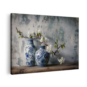 Canvas schilderij vooraanzicht Twee Blauwe en Witte Vazen ​​Op een Houten Tafel