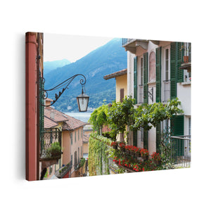 Canvas schilderij vooraanzicht Kleurijk Straatje in Italie