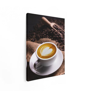 Canvas Schilderij Staand Kopje Koffie In Een Hartje Met Koffiebonen