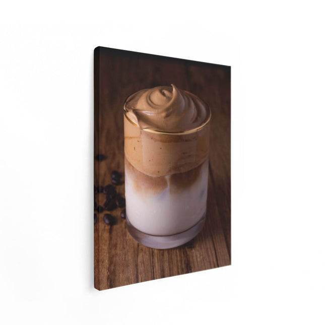 Canvas Schilderij Staand IJskoffie Met Koffiebonen Op Tafel