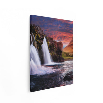 Canvas Schilderij Staand Waterval Bij Een berg