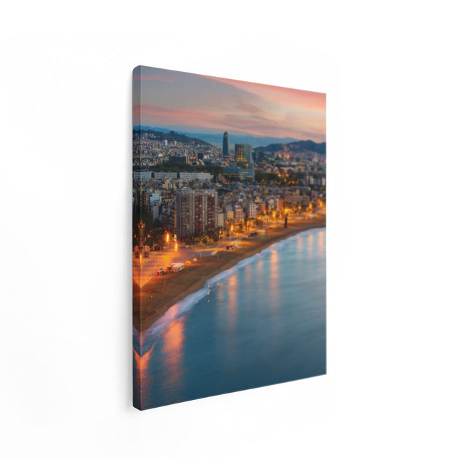 Canvas Schilderij Staand Barcelona Strand met Stad bij Zonsondergang