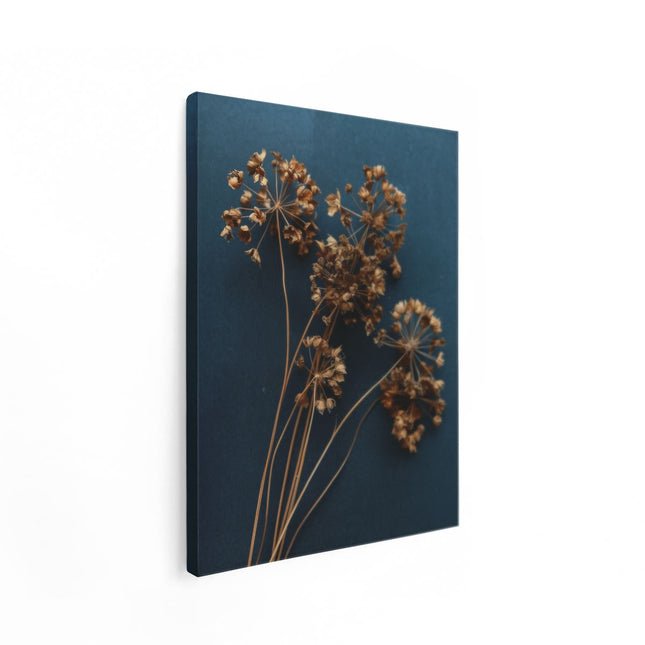 Canvas Schilderij Staand Gedroogde Bloemen op een Blauwe Achtergrond