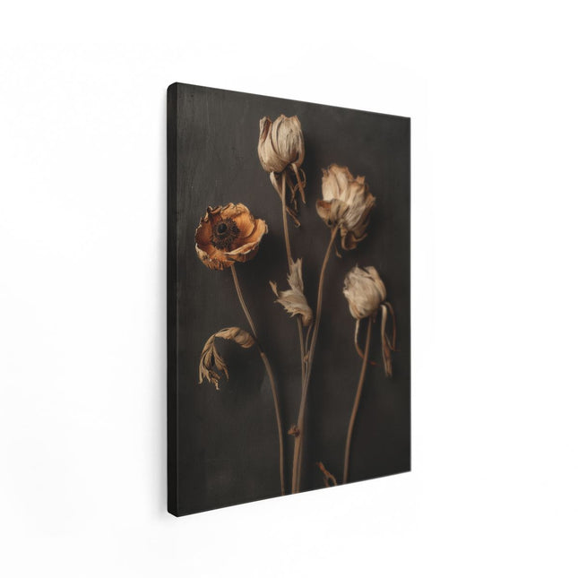 Canvas Schilderij Staand Drie Gedroogde Bloemen op een Zwarte Achtergrond