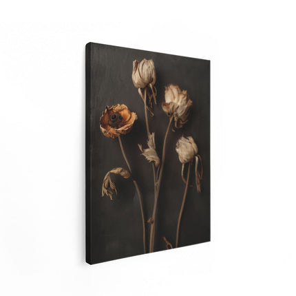 Canvas Schilderij Staand Drie Gedroogde Bloemen op een Zwarte Achtergrond