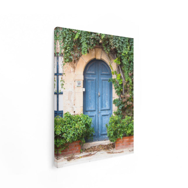Canvas Schilderij Staand Blauwe Deur met Klimplanten