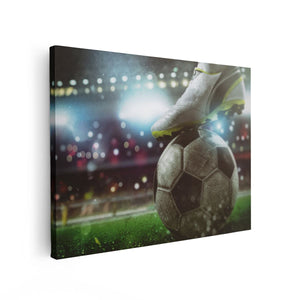 Canvas Schilderij Vooraanzicht Voetbal Aftrap Met De Bal In Het Stadion