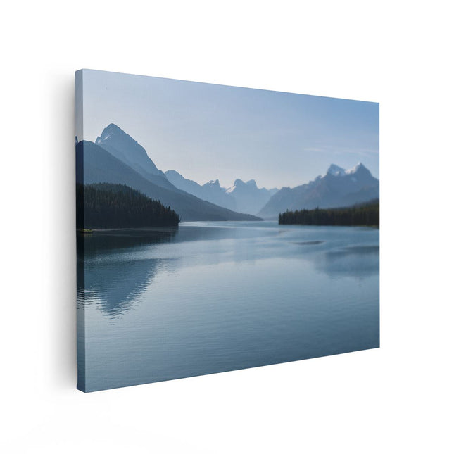 Canvas Schilderij Vooraanzicht Meer Bij De Bergen In Alberta, Canada